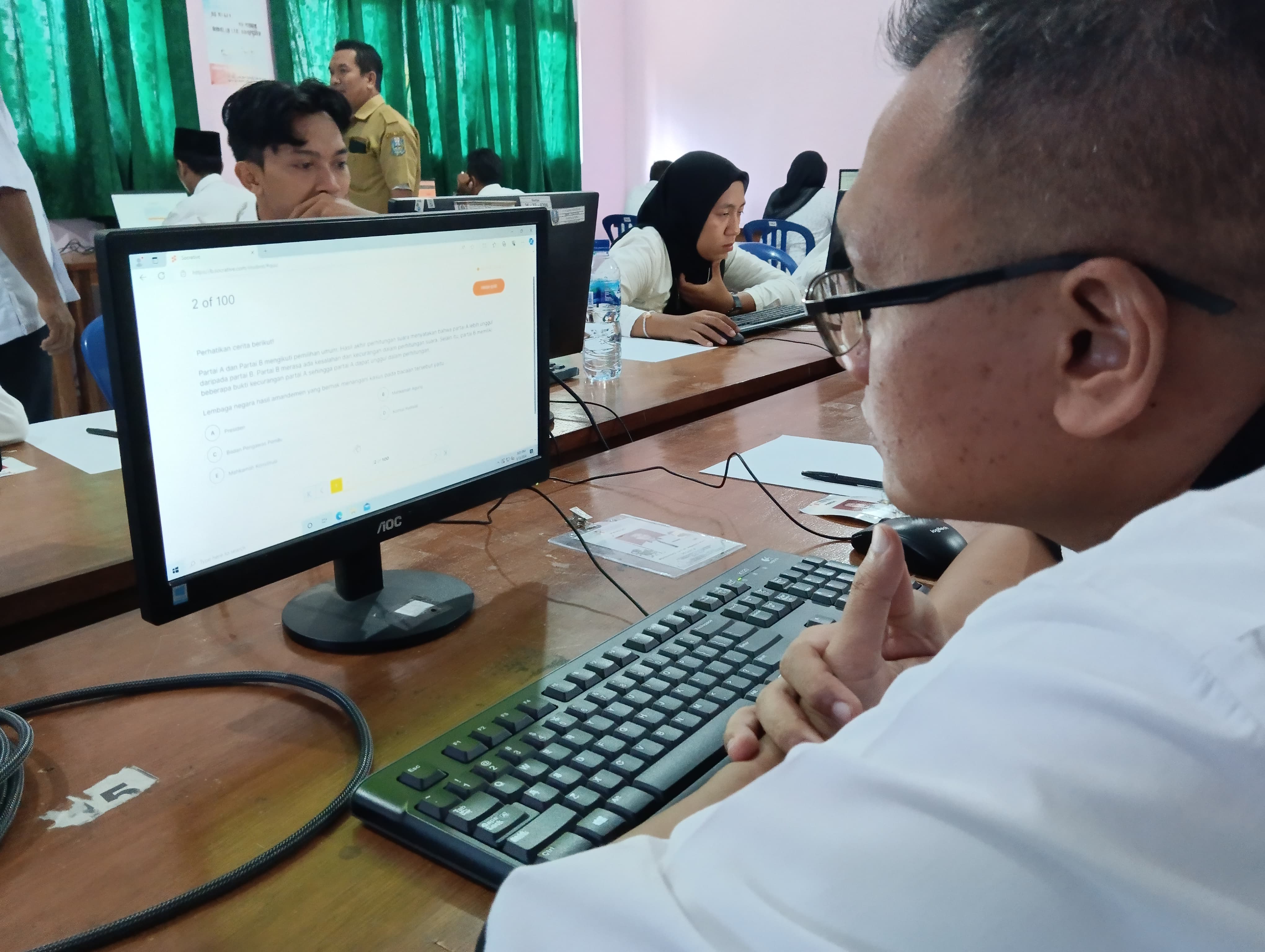 Sebanyak 42 pendaftar mengikuti seleksi tertulis calon anggota Panwascam yang diselenggarakan Pokja Pembentukan Panwaslu Kecamatan Bawaslu Kota Pasuruan di SMKN 1 Pasuruan pada Selasa (14/5/2024)