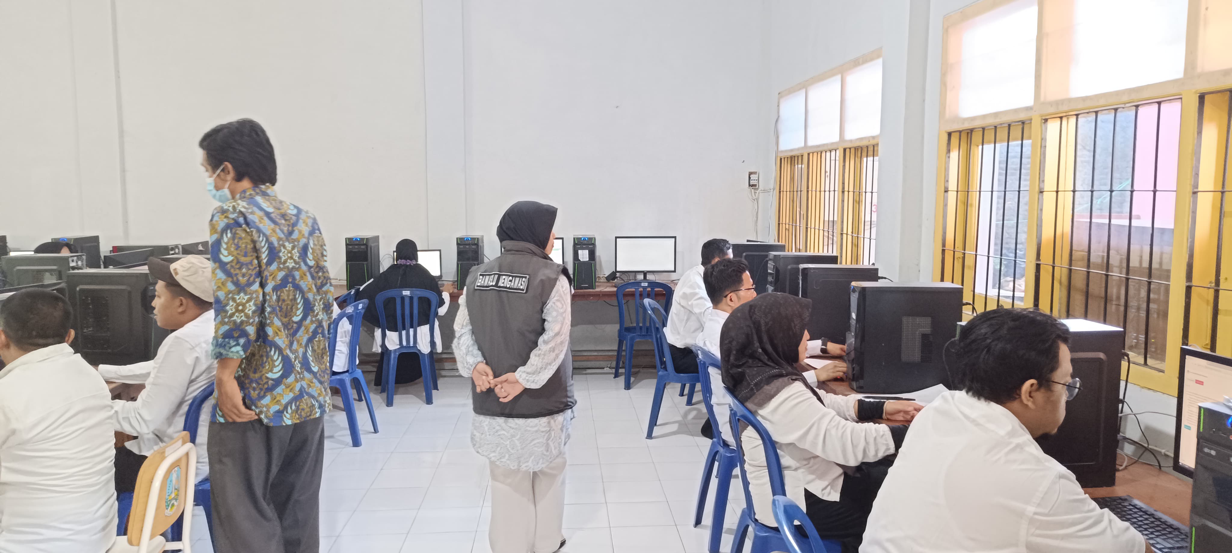 Kordiv SDMO Kota Pasuruan Vita Suci Rahayu awasi pelaksanaan tes CAT calon anggota Panitia Pemungutan Suara (PPS) untuk Pilkada 2024 di SMKN 1 Kota Pasuruan, Jumat (17/5/2024).