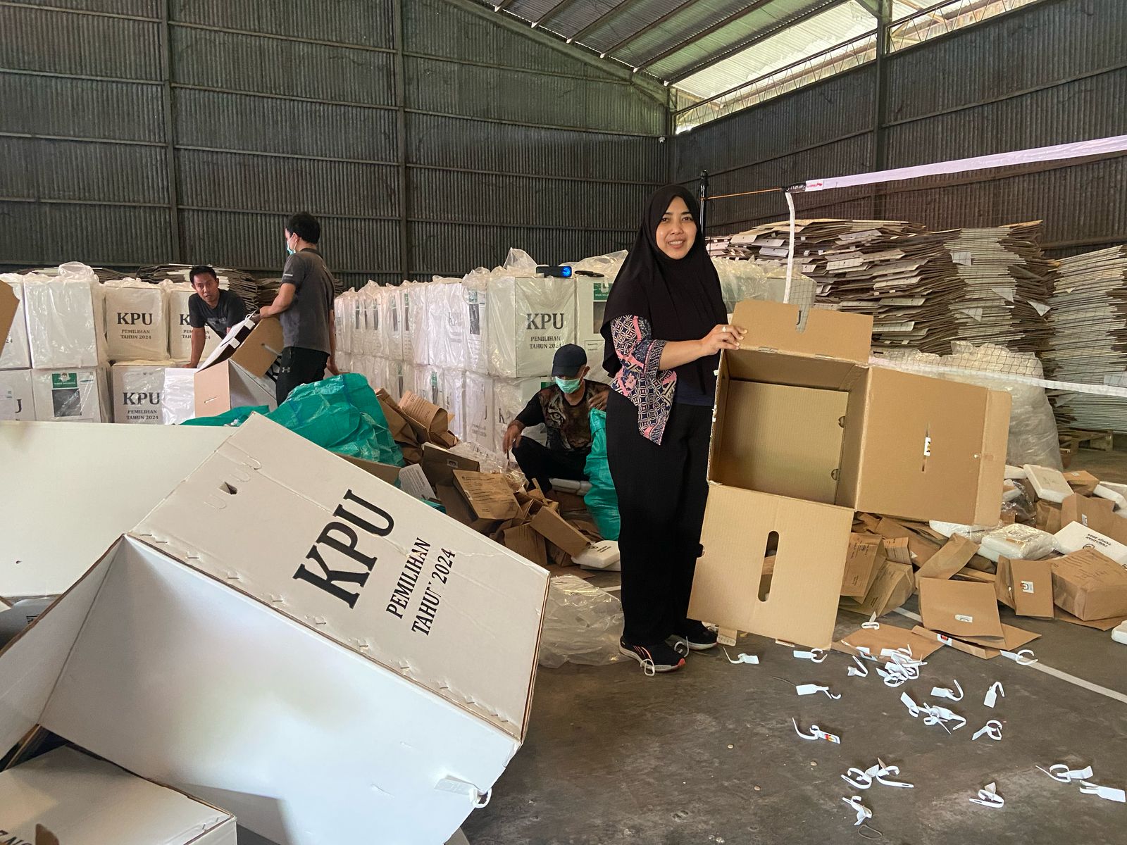 Vita Suci Rahayu, Ketua Bawaslu Kota Pasuruan pastikan proses pengawasan pengosongan kotak suara Pemilihan 2024 oleh KPU Kota Pasuruan berjalan sesuai prosedur, (Kamis, 20-02-2025)