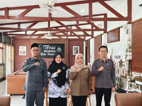 Bawaslu dan Ketua TP PKK Kota Pasuruan foto bersama