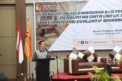 Koorsek Bawaslu Kota Pasuruan membacakan laporan kegiatan